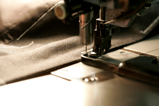 ミシンで縫う様子