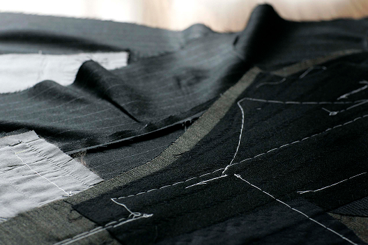 ミシンで縫う様子