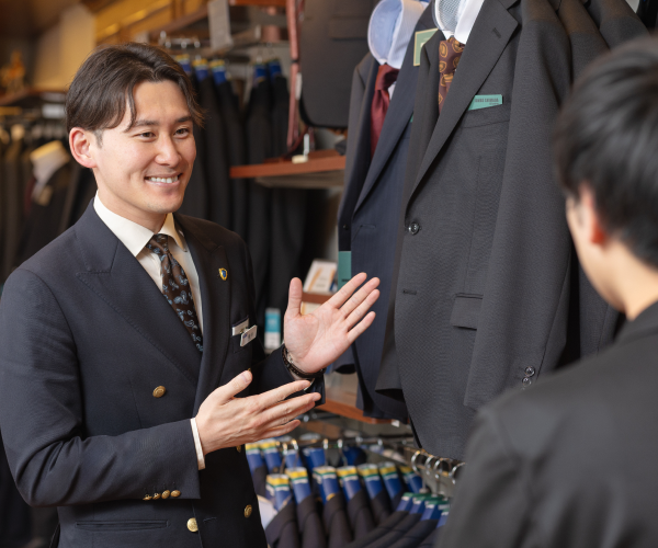 店員とお客様がスーツを選んでる様子