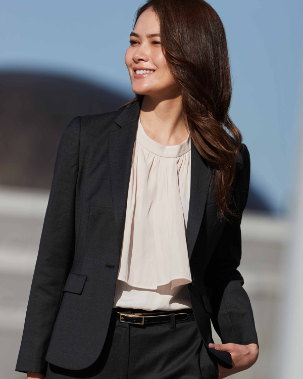 スーツを着ている女性