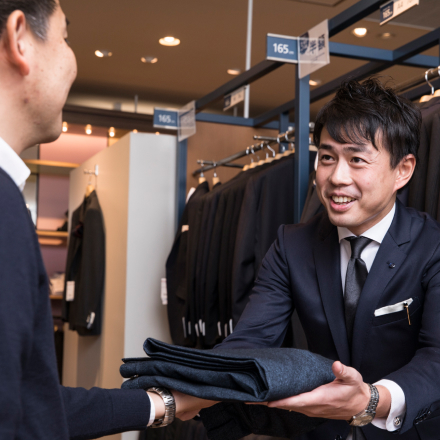 スーツを渡してる様子