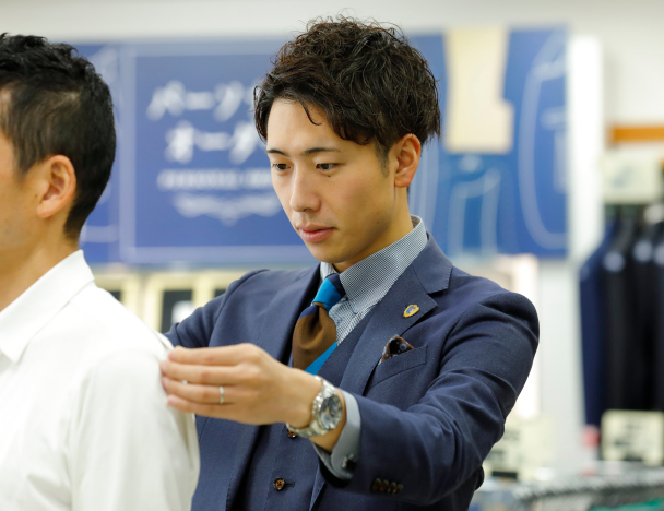 スーツのサイズを測ってる様子