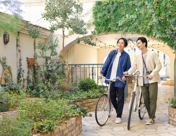 自転車と一緒に歩いてる様子