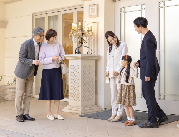 家族で会話している様子