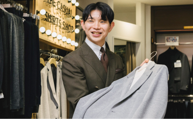 パソコンを見ながら会話している社員